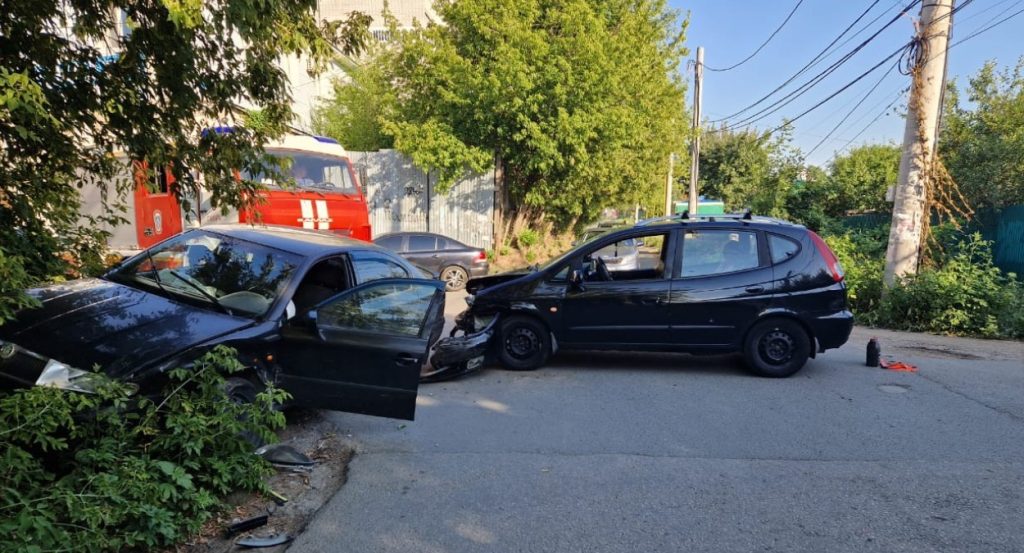 В Самаре водитель на Chevrolet Klan решил не уступать дорогу Skoda Octavia