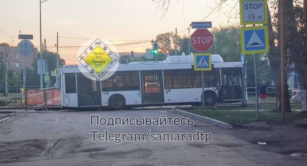 В Самаре автобус провалился под асфальт на Мехзаводе