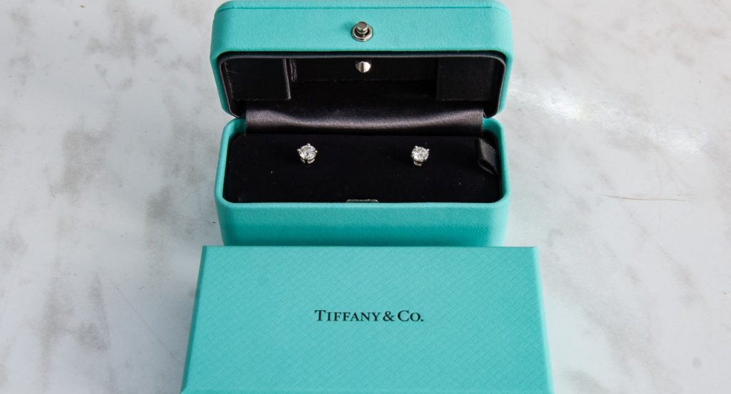 В Самаре задержали пассажира с контрабандными серьгами Tiffany