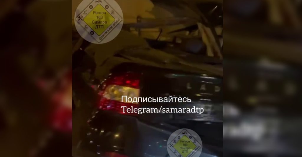 Страшное ДТП в Самаре: Lada залетела под фуру