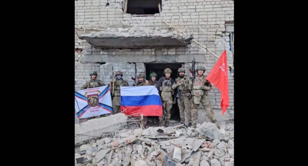 Бойцы ВС РФ записали видео из освобожденного города-спутника Торецка