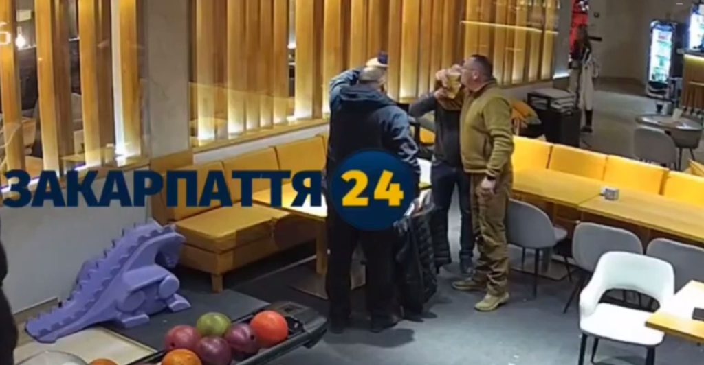 Появилось видео разбрасывающего купюры главы ТЦК в Закарпатье