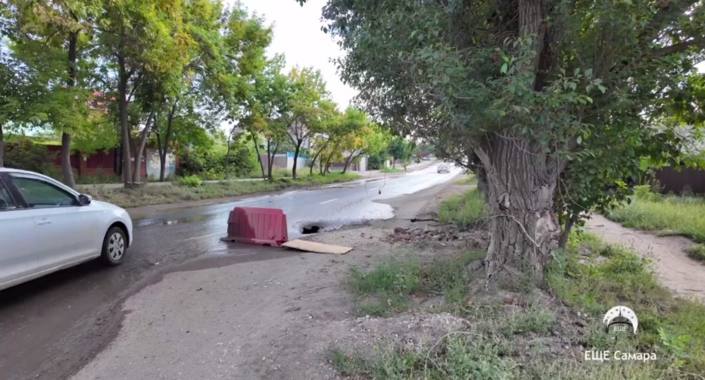 На улице Промышленности произошло повреждения дорожного покрытия