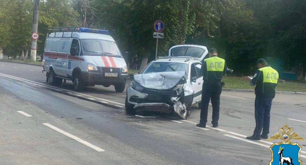 Под Самарой Ford Focus не уступил дорогу отечественной легковушки