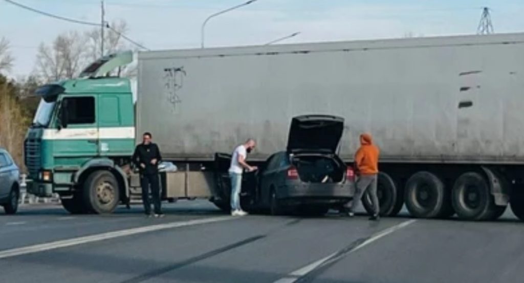 Под Самарой легковушка угодила под большегруз