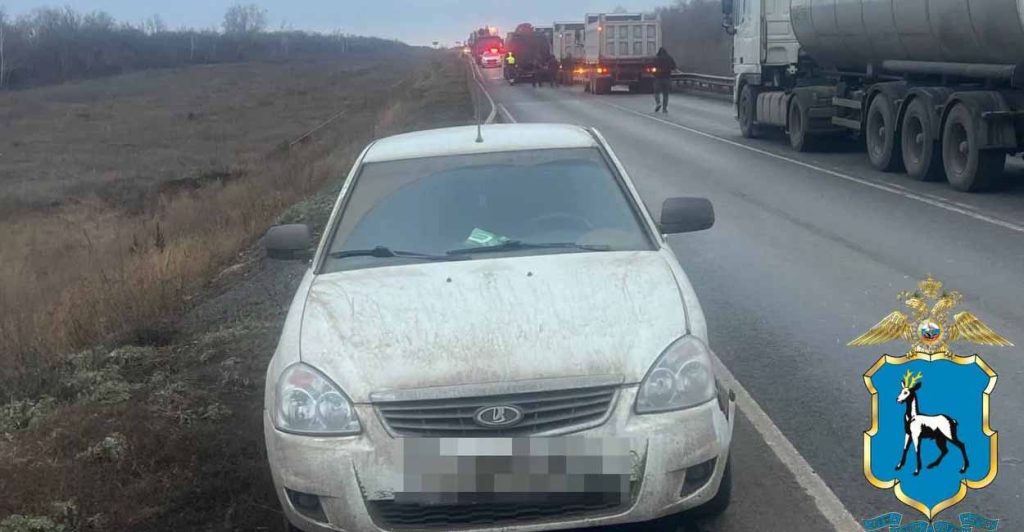 На трассе в Самарской области столкнулись три грузовика и LADA Priora