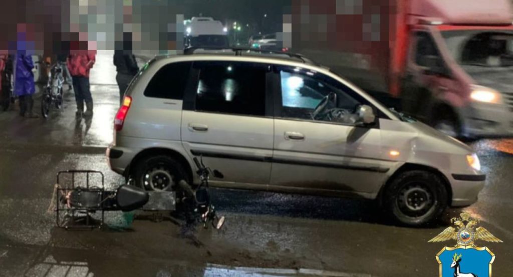 В Самаре водитель сбил велосипедиста на электробайке во дворе жилого дома