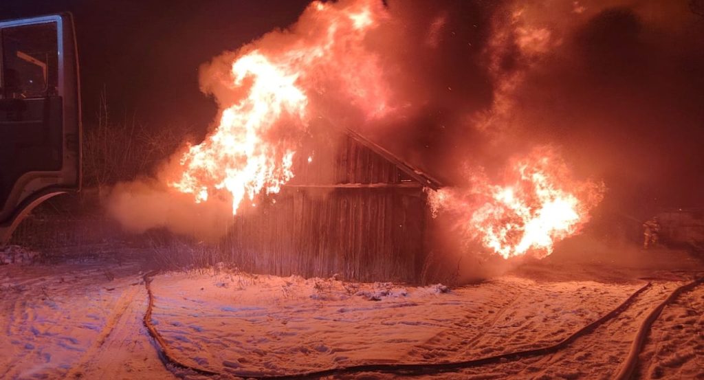 Под Самарой 7 ноября спасатели всю ночь тушили сильный пожар