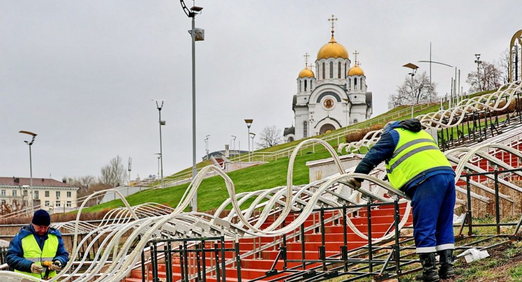 Самару начали украшать новогодней иллюминацией