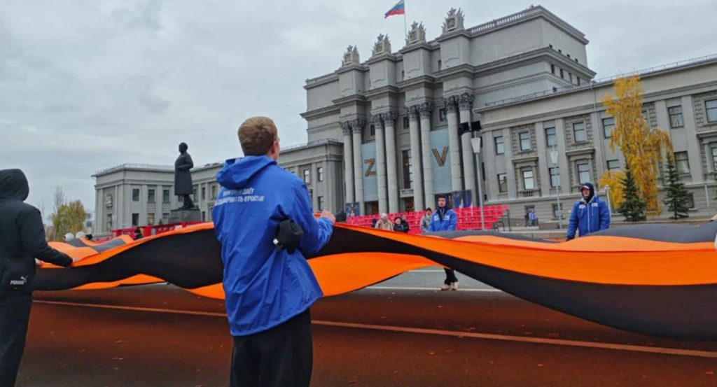 В Самаре на площади Куйбышева развернули 500-метровую георгиевскую ленту 