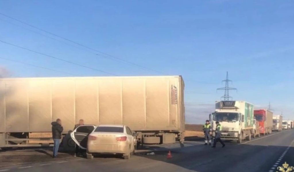 На трассе под Самарой Lada Vesta врезалась в фуру, пострадали два человека