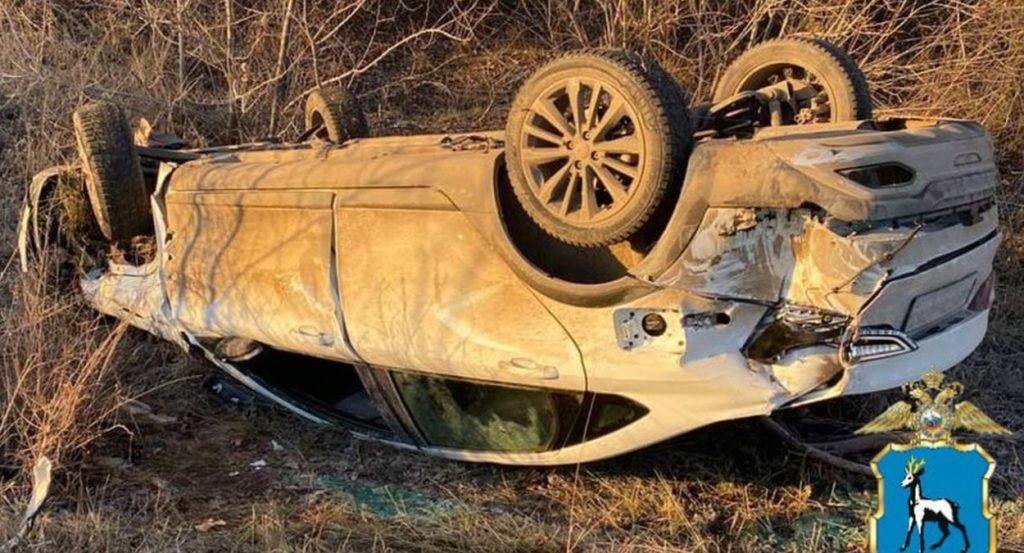 На трассе под Самарой женщина за рулем «Lada Vesta» опрокинула бетономешалку