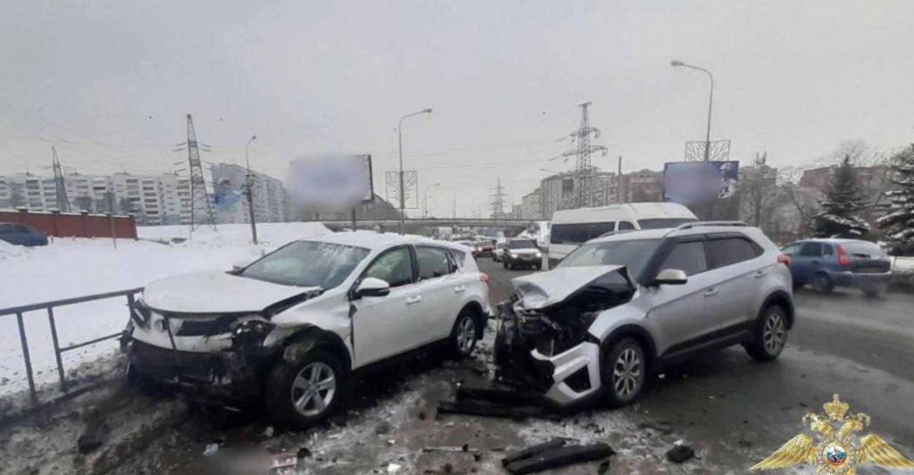 В Самаре пожилой мужчина на Hyundai выехал на встречку, пострадала женщина