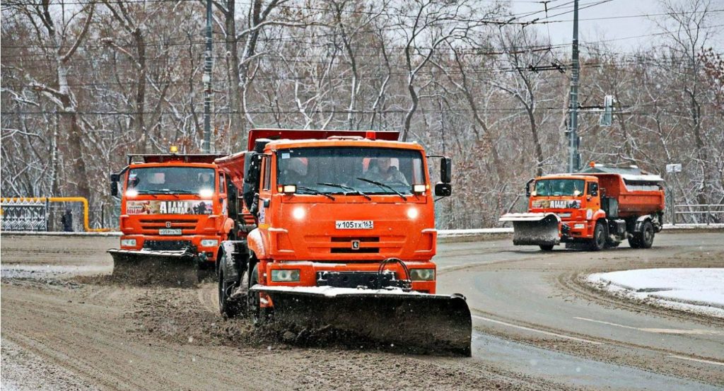 Всю ночь на улицах Самары 13 декабря трудились снегоуборочные машины