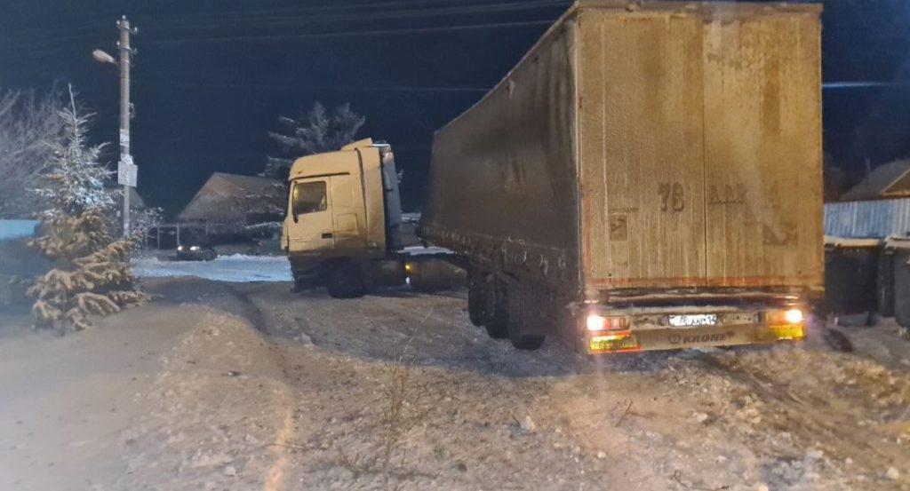 Под Самарой, в результате столкновения фуры и легковушки, пострадали два водителя