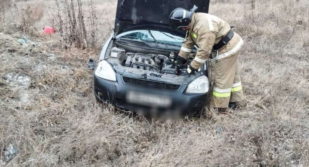 В Самарской области утром 5 декабря LADA Priora на скорости влетела в кювет