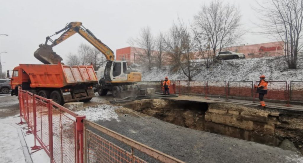 Специалисты занимаются устранением порыва на улице Карбышева в Самаре