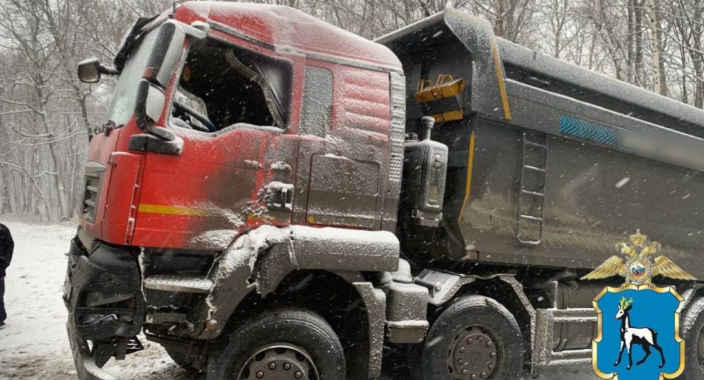 В Самаре в ДТП с легковушкой и грузовиком пострадали две женщины, 12 декабря