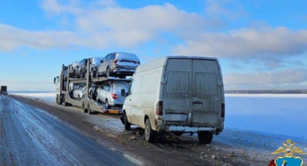 В Самарской области 13 декабря на трассе М-5 фургон догнал грузовик