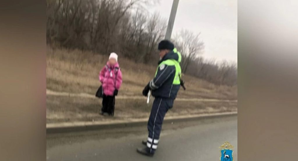 Под Самарой полицейские оказали помощь замерзшей первокласснице