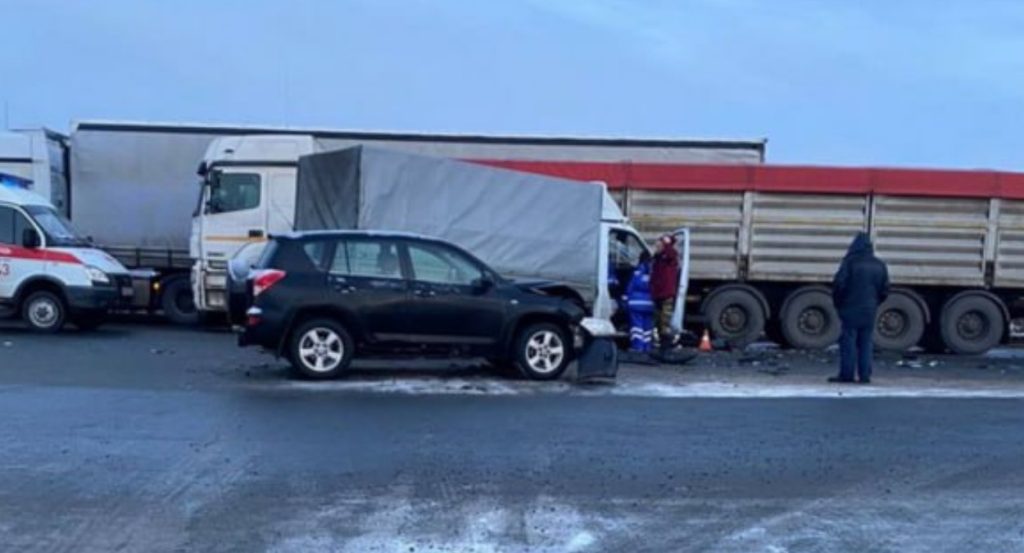 Водитель ГАЗели оказался зажат в салоне после столкновения с КамАЗом под Самарой