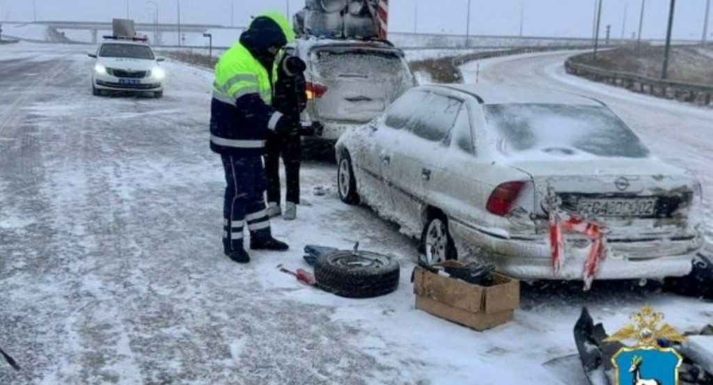 В Самарской области сотрудники полиции помогли застрявшему водителю