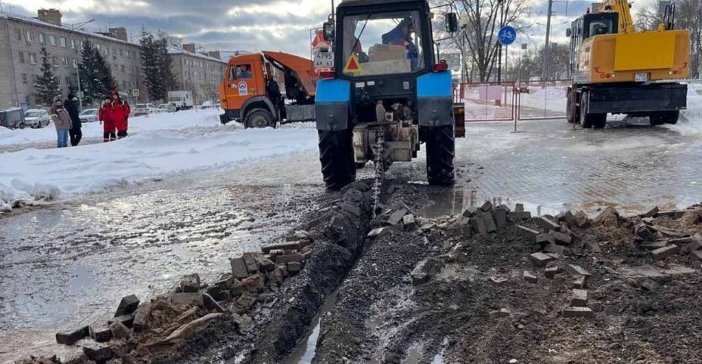 На Московском шоссе в Самаре коммунальщики устраняют аварию на водоводе ХВС