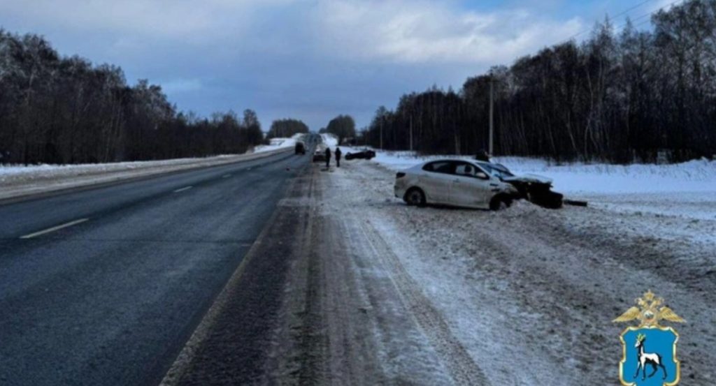 В Самарской области на трассе столкнулись Kia Rio и LADA Granta, 3 января