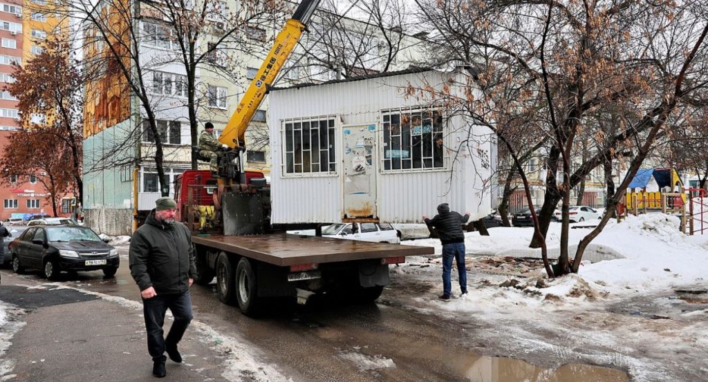 В Самаре начали демонтировать незаконные торговые точки