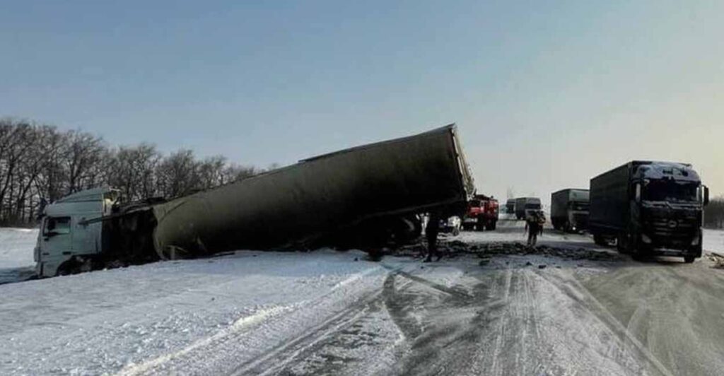 На трассе М-5 под Самарой, 16 февраля жестко столкнулись грузовики Scania и DAF