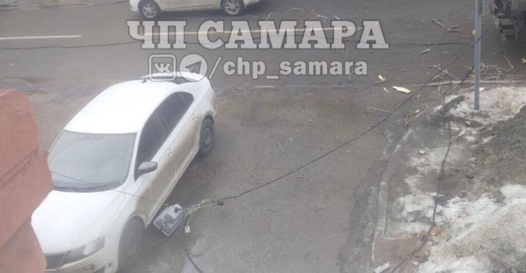 В Самаре дерево упало на грузовой автомобиль 2 февраля