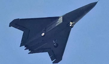 В Китае сняли на видео маневр истребителя J-36 с боевыми лазерами