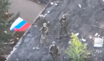 В Минобороны сняли на видео водружение флага в освобождённой Сухой Балке