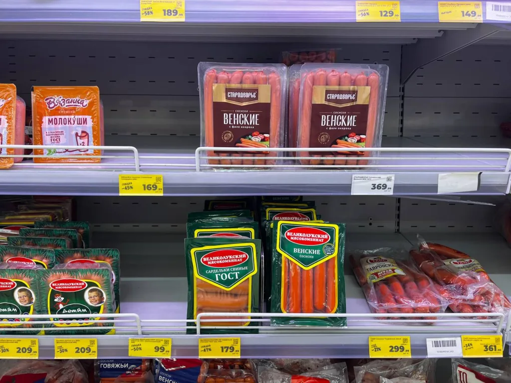 Никакой бумаги, внутри только чистейшее мясо: в Роскачестве огласили лучшие марки сосисок и сарделек