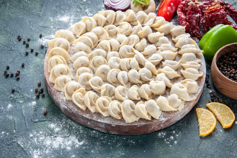 Пельмени будут вкуснее всех блюд на свете: вот что советуют добавить в кастрюлю при варке — не лук и не перец