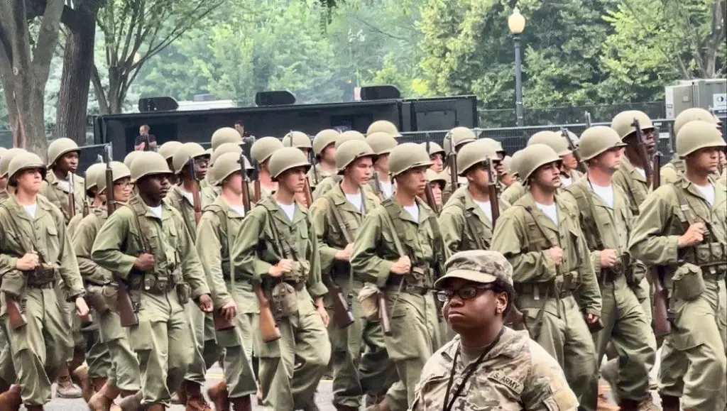 «Как в детском саду»: военный парад в честь 250-летия армии США прошел в Вашингтоне