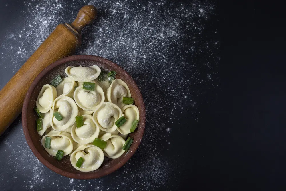 Пельмени будут вкуснее всех блюд на свете: вот что правильно добавить в кастрюлю при варке — не лук и не перец