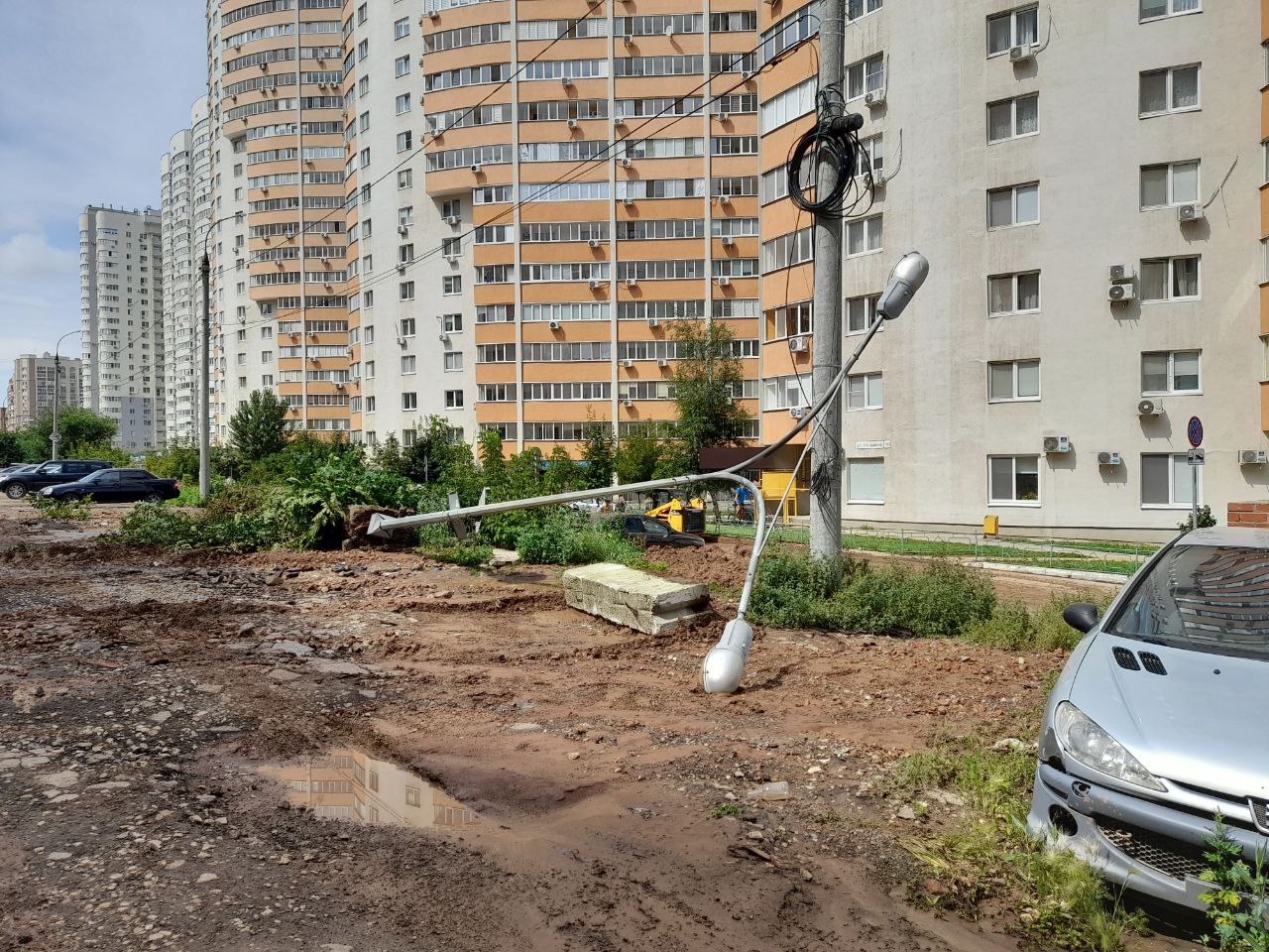 Появились видео, показывающие последствия ночного шторма на улице Мичурина в Самаре