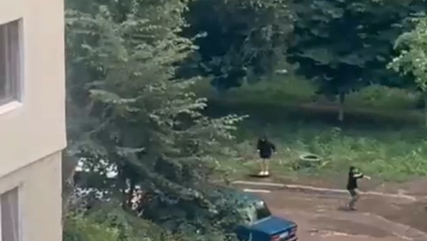 В Самаре две девочки едва не упали в канализационный колодец, играя с крышкой