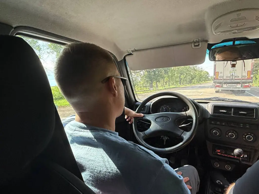 Скрытая опция в авто, о которой не знают многие водители: зачем важно зажимать кнопки стеклоподъемника