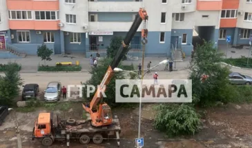 Появились видео, показывающие последствия ночного шторма на улице Мичурина в Самаре