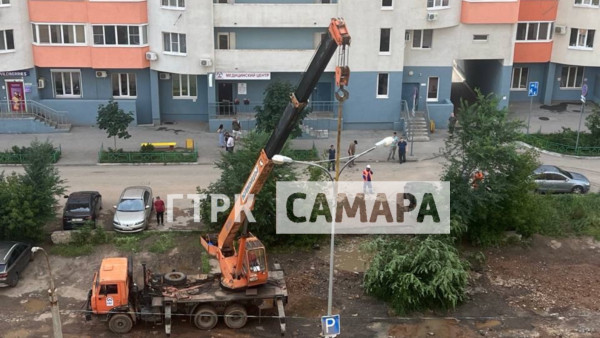 Появились кадры последствий ночного порыва на улице Мичурина в Самаре