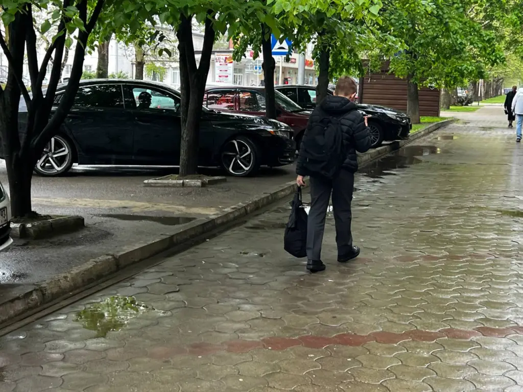 Признак безграмотности: в этом слове нет буквы «д», но каждый второй ее постоянно вставляет