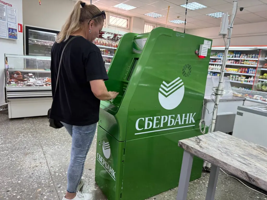 Переводить деньги с карты на карту этим удобным способом теперь не получится: сумму тут же заморозят — запрет от ЦБ начнет действовать с июля