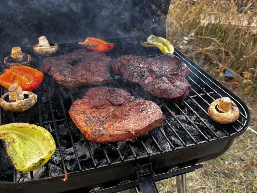 Вот как на самом деле грузины маринуют мясо для шашлыка — забудьте об уксусе, майонезе и соевом соусе. Просто тает во рту