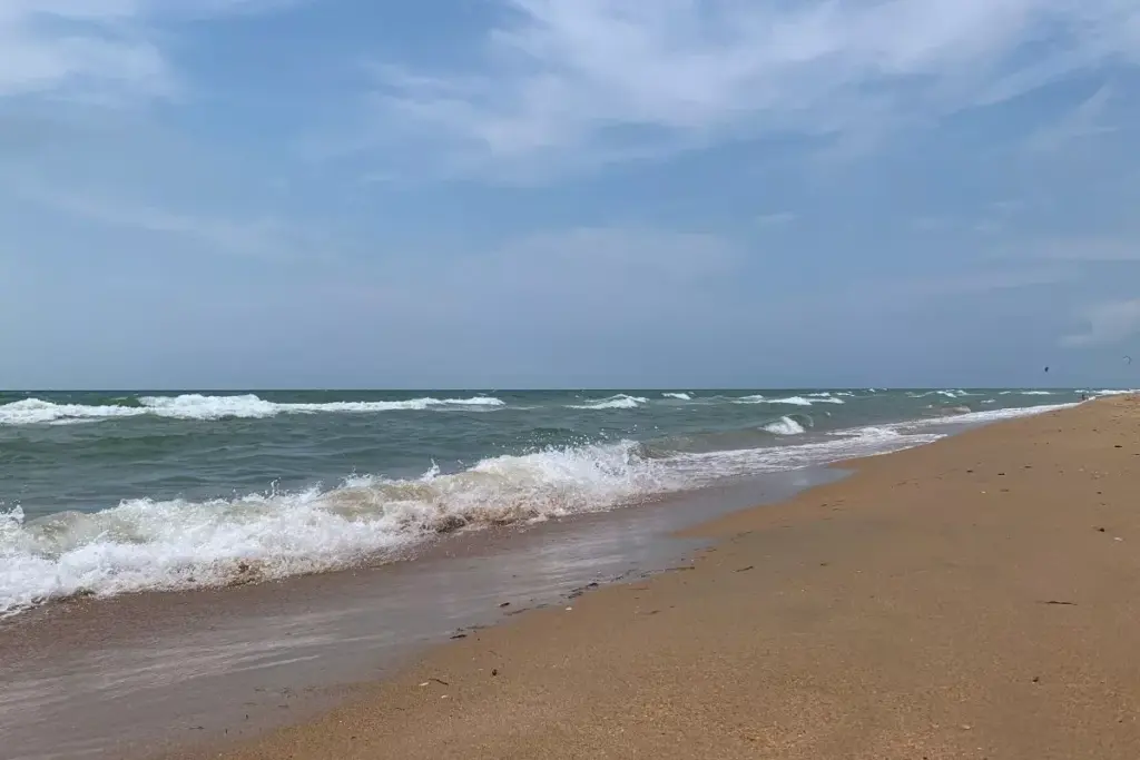 Пляжи без массы туристов, вода как стекло и запах хвои: карта мест, где отдых по-настоящему лечит