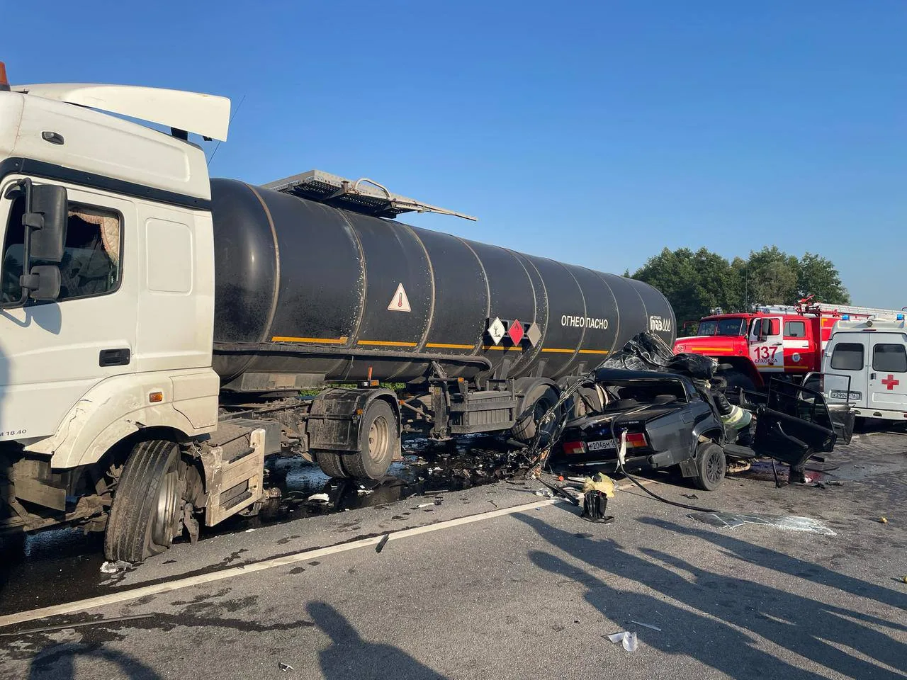 В Самарской области произошло ДТП, в результате которого погибли два человека: грузовик "КАМАЗ" столкнулся с легковым автомобилем "ВАЗ 2107".