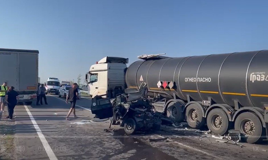 В Самарской области произошло ДТП, в результате которого погибли два человека: грузовик "КАМАЗ" столкнулся с легковым автомобилем "ВАЗ 2107".