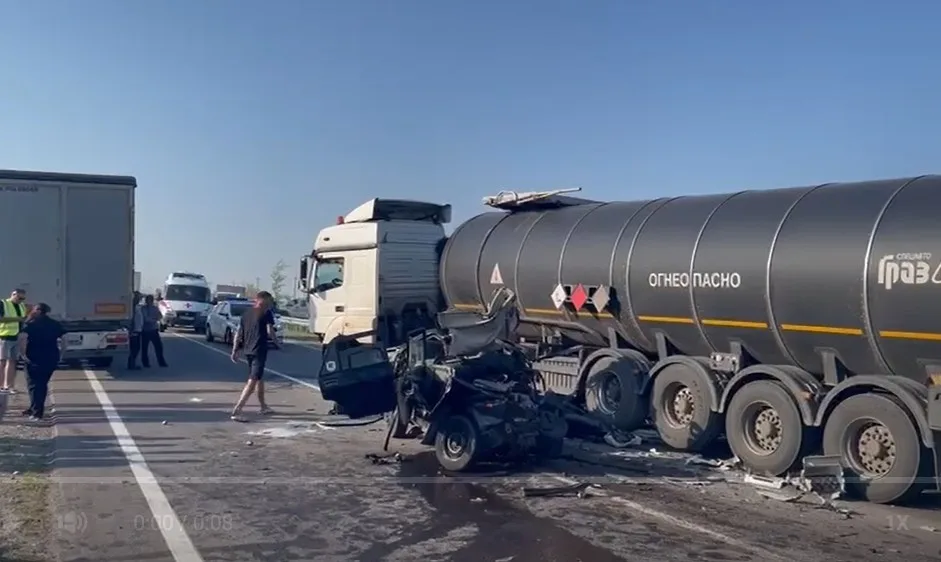 В Самарской области произошло ДТП, в результате которого погибли два человека: грузовик "КАМАЗ" столкнулся с легковым автомобилем "ВАЗ 2107".