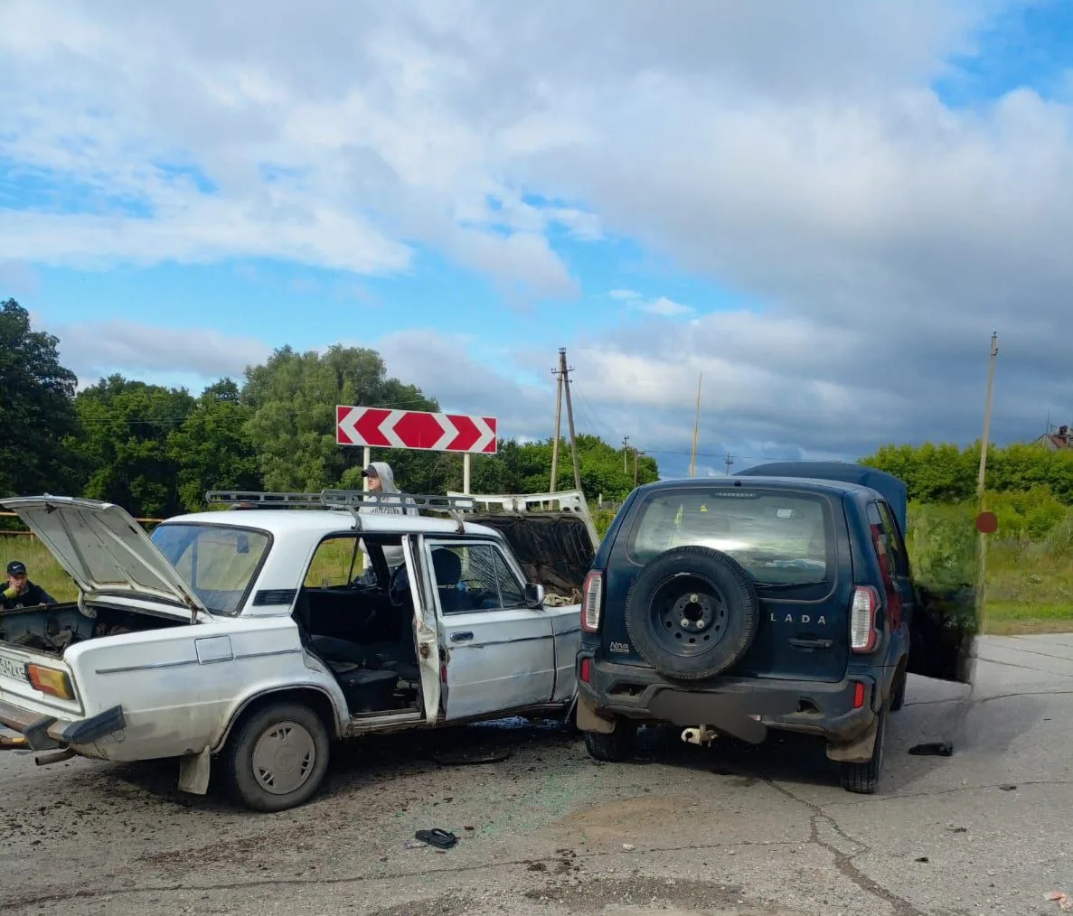 Под Самарой произошло столкновение двух автомобилей марки Лада, которые не смогли договориться о том, кто должен ехать по дороге